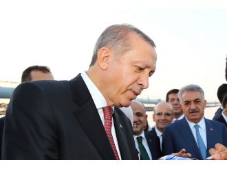 Cumhurbaşkanı Erdoğan saldırının olduğu yerde incelemelerde bulunuyor