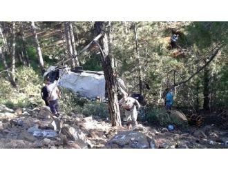 Minibüs şarampole uçtu: 1 ölü, 13 yaralı