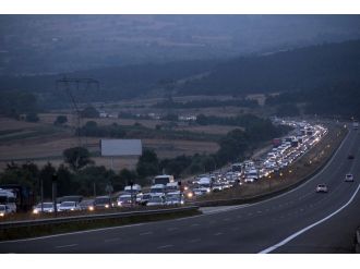 TEM’de TIR alev aldı, trafik felç oldu