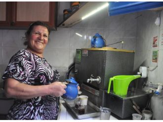 Kahvehaneye kadın eli değdi