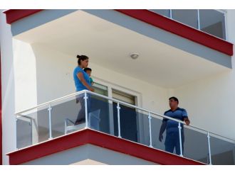 Kucağında çocuğuyla intihara teşebbüs etti