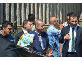 Erdoğan anne ve babasının kabrini ziyaret etti