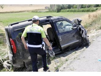 Araç şarampole uçtu: 1’i bebek 6 yaralı