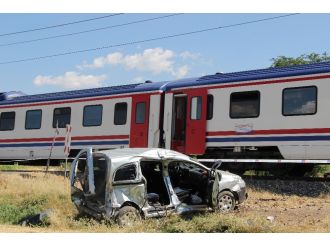 Tren otomobile çarptı: 3 ölü