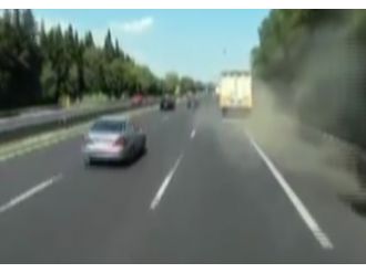 Lastiği patlayan kamyon böyle yoldan çıktı