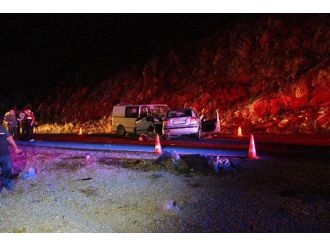 Otomobil ile minibüs kafa kafaya çarpıştı: 2 ölü, 5 yaralı