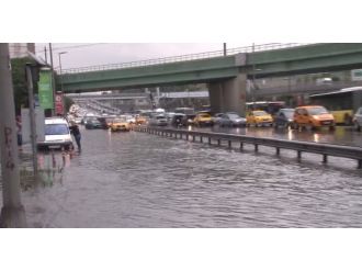 İstanbul’da kuvvetli yağış su taşkınlarına neden oldu