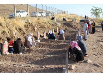 Katliam köyünde buruk bayram