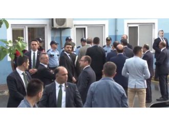 Erdoğan, bayram namazı sonrası polislerle bayramlaştı