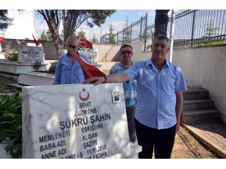 Bayramı şehit oğlunun mezarı başında karşıladı