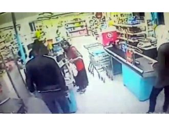 Markette silahlı soygun kamerada