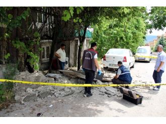 Dedesine bayrama geldi, çöken duvarın altında can verdi