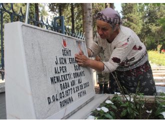 Şehitliklerde buruk ama gururlu bayram