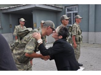 Şehit üsteğmenin ailesinden sürpriz ziyaret