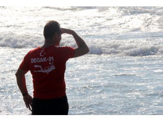 Dalgalara kapılan genç kayboldu