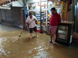 Ev ve işlerini su bastı, caddeler göle döndü