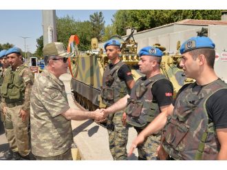 Orgeneral Akar Diyarbakır’da askerlerle bayramlaştı