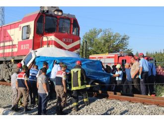4 kişi trenin altında can verdi