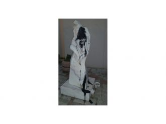 Vietnamlı sanatçının heykeline boyalı saldırı