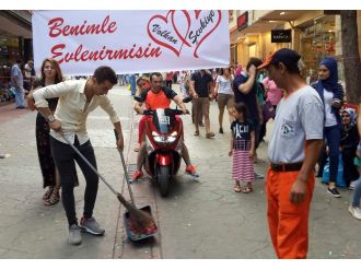 Konfetili evlilik teklifine temizlik cezası