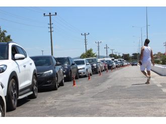 Tatil cennetinde 8 kilometrelik araç kuyruğu