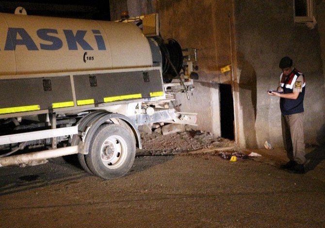 Vidanjör ile evin duvarı arasında kalan işçi öldü