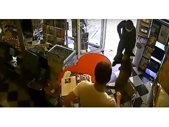 Soyguncu köpeğin hışmına uğradı