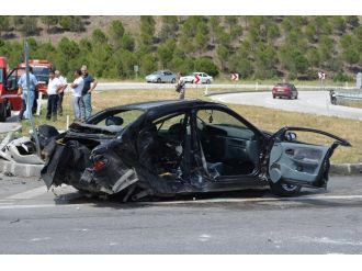 İki otomobil çarpıştı: 1 ölü, 4 yaralı