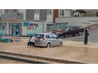 Sağanak yağış pek çok ilde hayatı olumsuz etkiledi