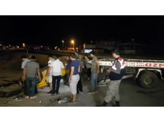 Motosiklet ve ticari taksi takla attı: 2 ölü, 6 yaralı