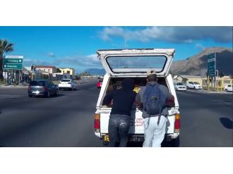 Hareket halindeki araçtan hırsızlık