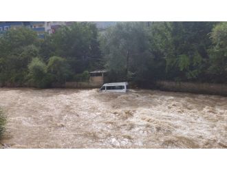 Sel suları araçları sürükledi