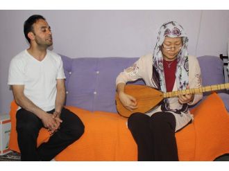 Japon gelin kanseri bağlama çalarak yenmeye çalışıyor