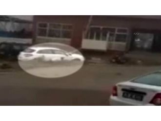 Motosikletini kurtarmak isterken sele kapıldı