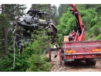 Helikopterin enkazı kaldırıldı