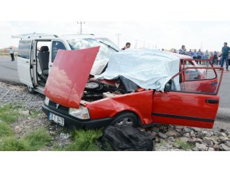 Minibüsle otomobil çarpıştı: 2 ölü, 3 yaralı