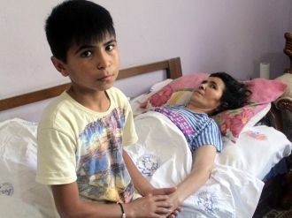 12 yaşında yatalak annesine bakıyor