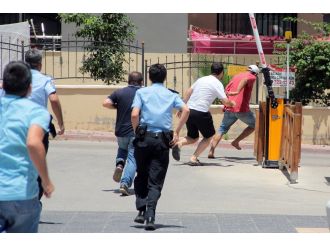 Yönetici ile tartışan kapıcı oturduğu evi yaktı