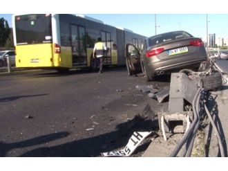 Otomobil, metrobüs yoluna daldı, 3 yaralı