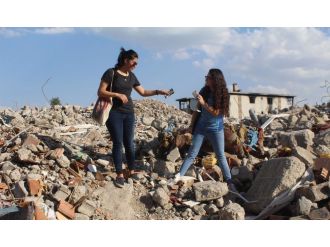 Enkaz altında hatıra aradılar