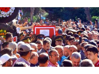 Şehidi binler uğurladı