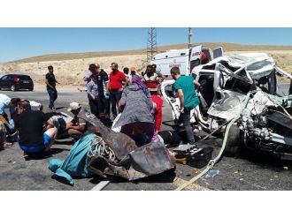 Ticari araç TIR’a çarptı: 4 ölü