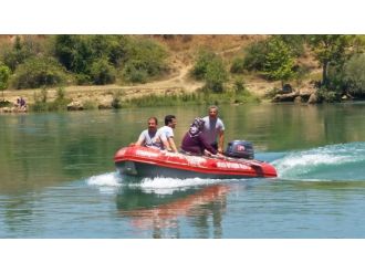 Sular yükselince piknik yapan anne ve oğlu mahsur kaldı