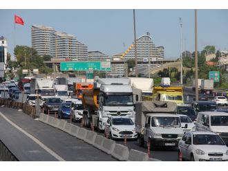 TEM’de 5 araç birbirine girdi, İstanbul trafiği felç oldu
