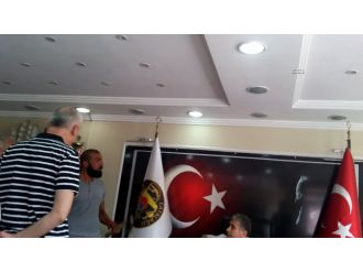 Belediye başkanına makamında baltalı tehdit