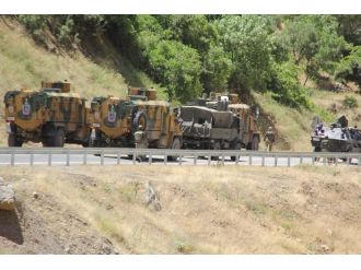 Hakkari-Çukurca karayolunda çatışma