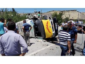 Yolcu minibüsüyle kamyonet çarpıştı: 5 yaralı