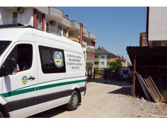 Polis memuru evinde ölü bulundu