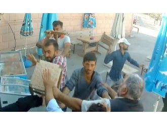 Tabureler havada uçuştu