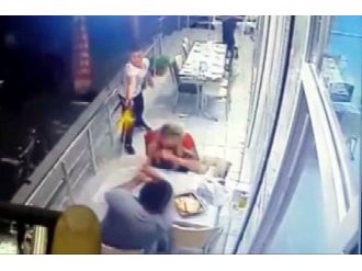 Masaya yaklaştı ve kurşun yağdırdı